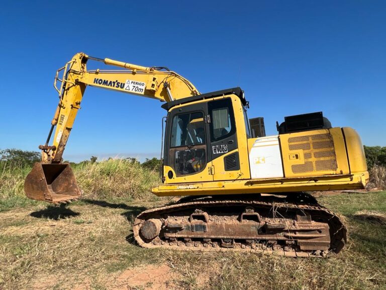 ESCAVADEIRA KOMATSU PC200
